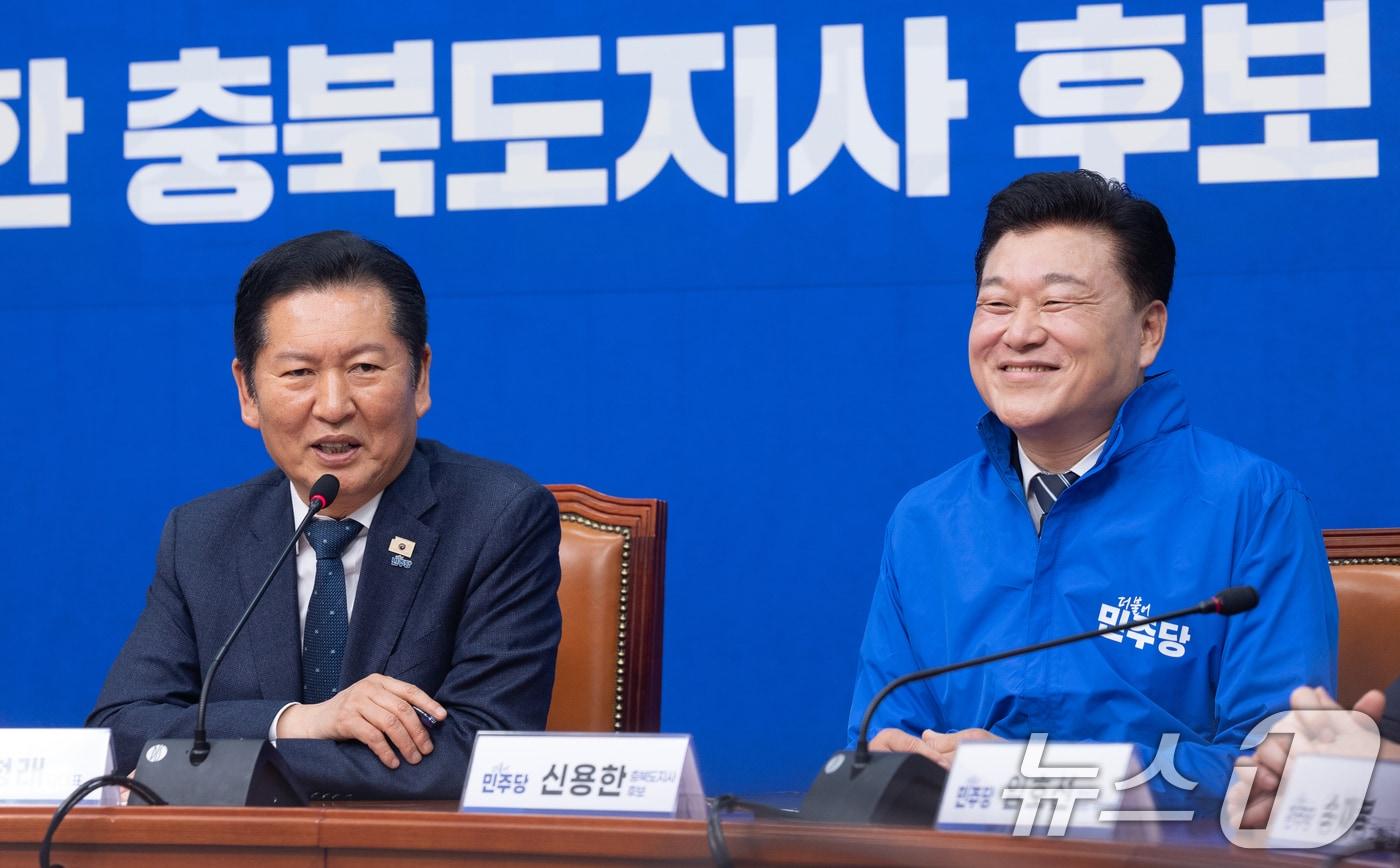 본문 이미지 - 정청래 더불어민주당 대표가 14일 서울 여의도 국회에서 열린 충북도지사 후보 환영식에서 환영사하고 있다. 2026.4.14 ⓒ 뉴스1 이승배 기자