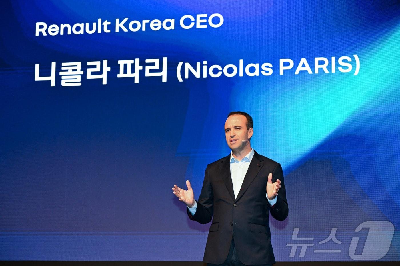 본문 이미지 - 니콜라 파리 르노코리아 사장이 14일 오전 서울 용산구 그랜드 하얏트 호텔에서 열린 르노코리아 기자간담회에서 신차 전략을 발표하고 있다.(르노코리아 제공. 재판매 및 DB 금지) 2026.4.14 ⓒ 뉴스1