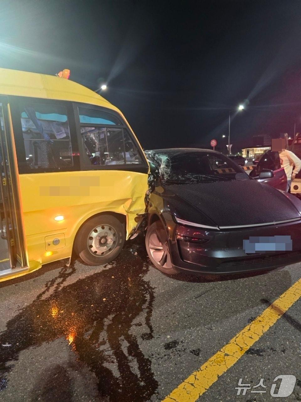 본문 이미지 - 승용차를 들이받은 미니버스(대전소방본부 제공) /뉴스1