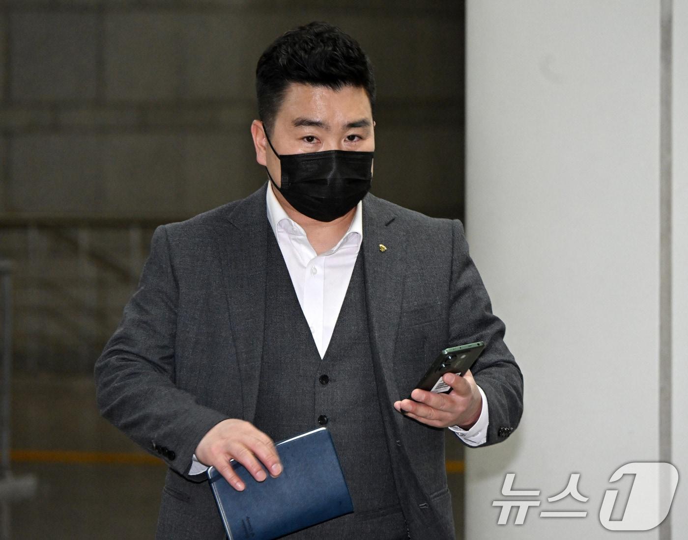 본문 이미지 - 내란중요임무종사 등의 혐의를 받는 김현태 전 707특임단장이 14일 오후 서울 서초구 서울중앙지방법원에서 열린 민간 법원 첫 재판에 출석하고 있다. (공동취재) 2026.4.14 ⓒ 뉴스1 최지환 기자