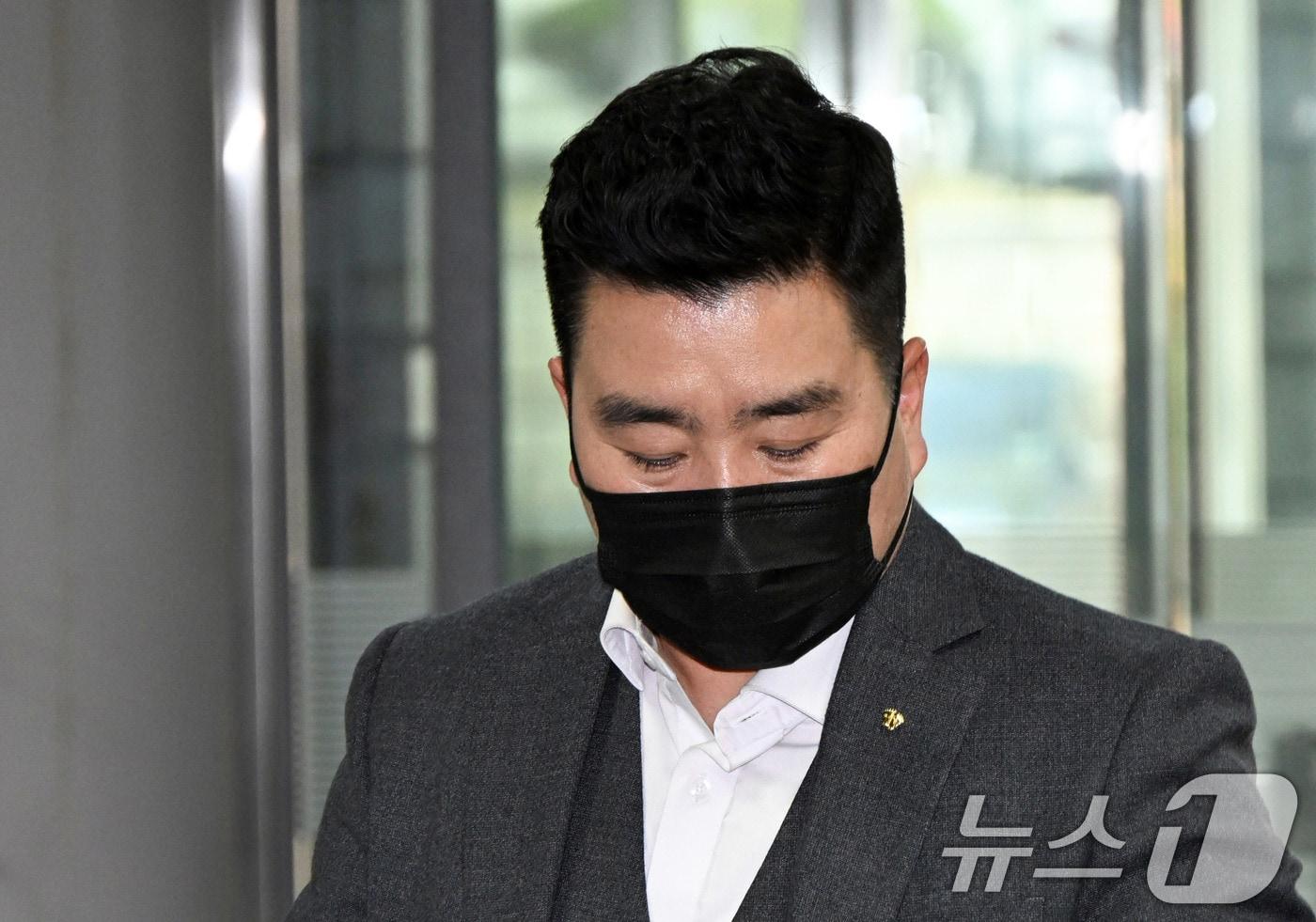 본문 이미지 - 내란중요임무종사 등의 혐의를 받는 김현태 전 707특임단장이 지난 4월 14일 오후 서울 서초구 서울중앙지방법원에서 열린 민간 법원 첫 재판에 출석하고 있다. (공동취재) 2026.4.14 ⓒ 뉴스1 최지환 기자