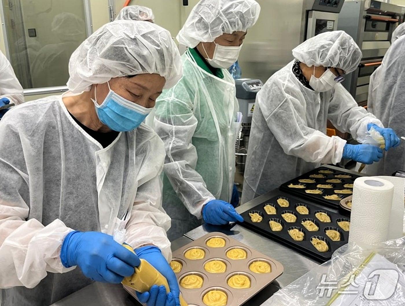 본문 이미지 - 진천 가루쌀 활용 제과 제빵 교육 모습.(진천군 제공. 재판매 및 DB금지)