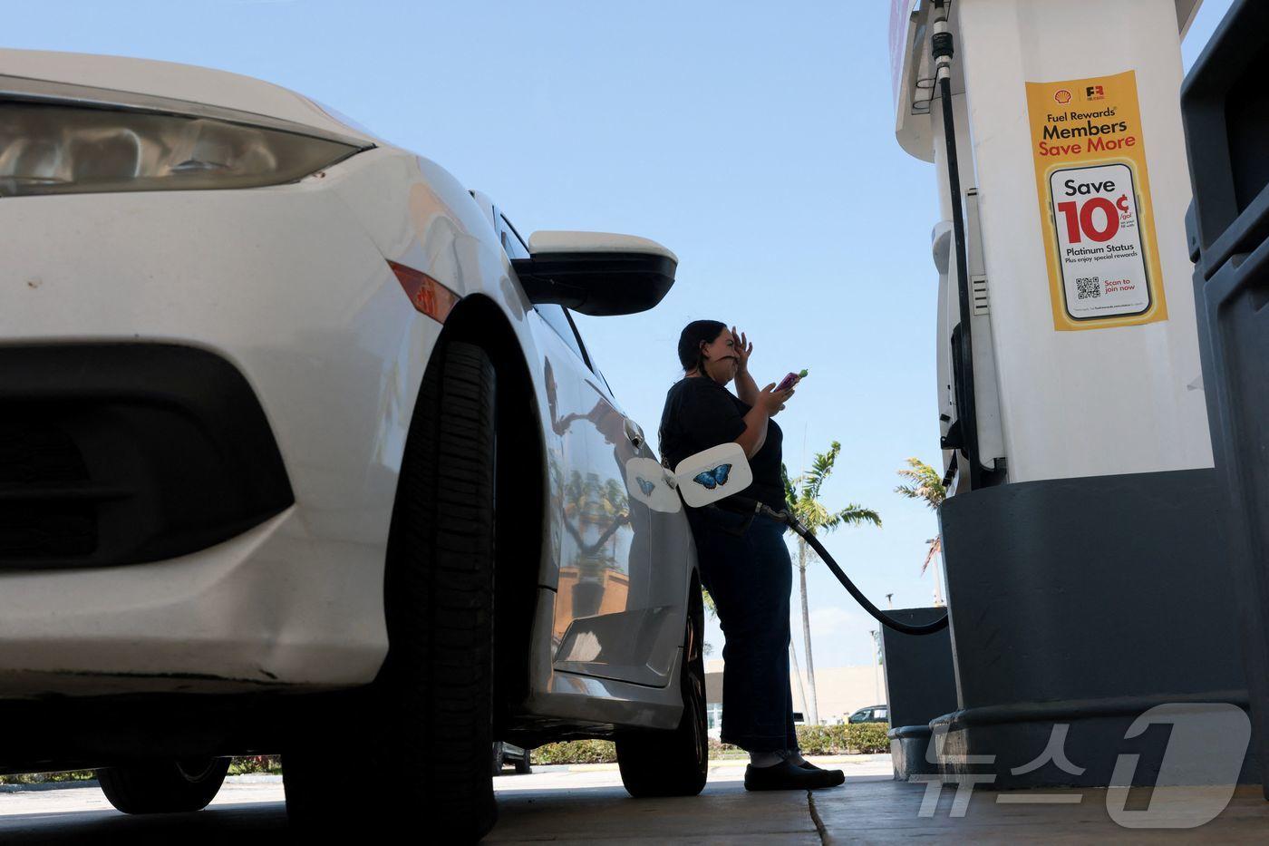 본문 이미지 - 13일(현지시간) 미국 플로리다주 마이애미의 한 주유서에서 고객이 차에 연료를 넣고 있다. 2026.04.13. ⓒ AFP=뉴스1