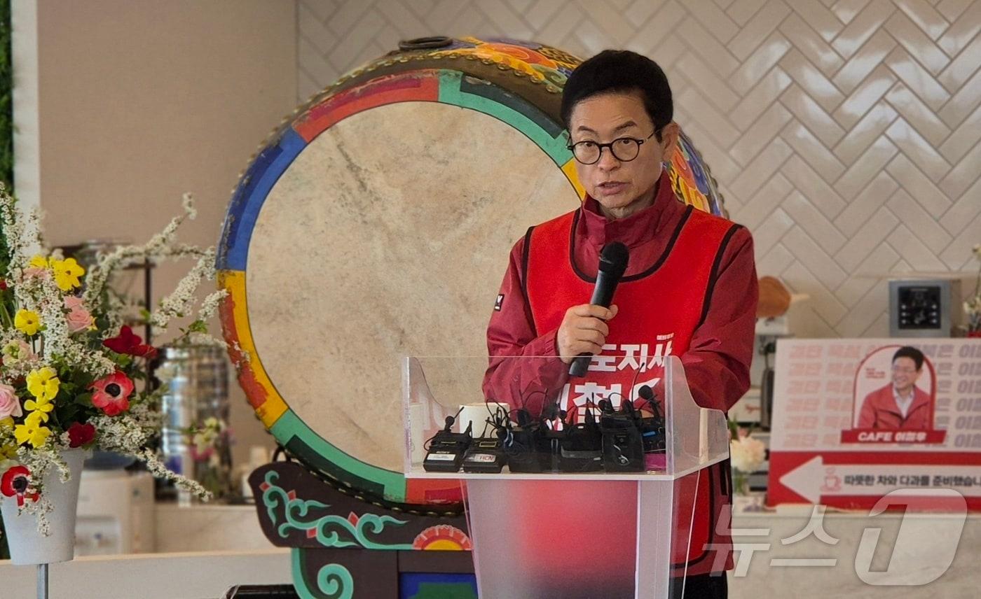 본문 이미지 - 14일 국민의힘 경북지사 후보로 이철우 예비후보가 확정됐다. 이 후보는 이날 오후 2시 선거캠프 사무실에서 기자회견을 열고 “경북의 힘으로 대한민국을 다시 일으키겠다”고 밝혔다. ⓒ 뉴스1 김대벽기자
