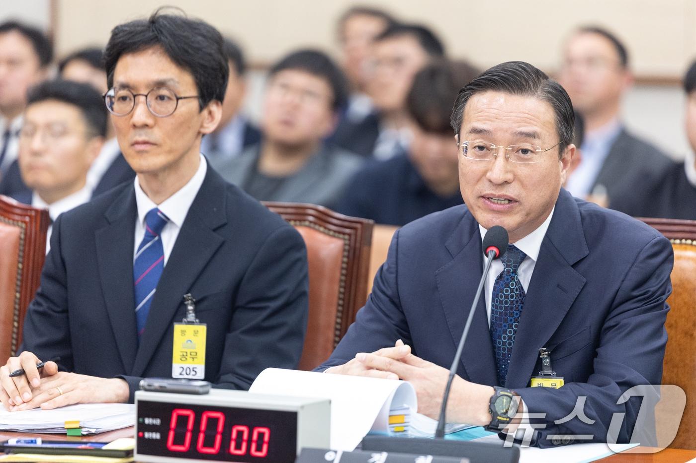 본문 이미지 - 14일 서울 여의도 국회에서 열린 제434회국회(임시회) 윤석열 정권 정치검찰 조작기소 의혹 사건 진상규명 국정조사특별위원회 쌍방울 대북송금 조작기소 의혹 사건 청문회에서 증인으로 출석한 이정현 수원고등검찰청 검사장이 의원 질의에 답변하고 있다. 2026.4.14 ⓒ 뉴스1 이승배 기자