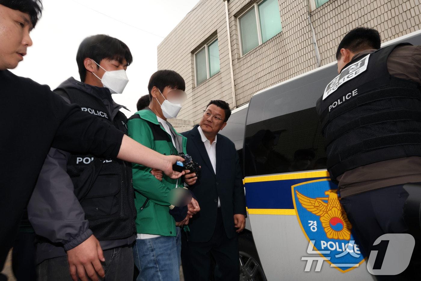 본문 이미지 - 14일 오후 광주지법 해남지원에서 소방관 2명이 순직한 완도 냉동창고에 불을 낸 혐의(실화)를 받는 중국 국적의 근로자 A 씨(30대)가 영장실질심사를 마치고 법원을 나서고 있다. 2026.4.14 ⓒ 뉴스1 박지현 기자