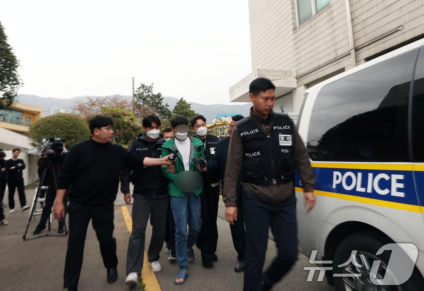 본문 이미지 - 14일 오후 광주지법 해남지원에서 소방관 2명이 순직한 완도 냉동창고에 불을 낸 혐의(실화)를 받는 중국 국적의 근로자 A 씨(30대)가 영장실질심사를 마치고 법원을 나서고 있다. 2026.4.14 ⓒ 뉴스1 박지현 기자