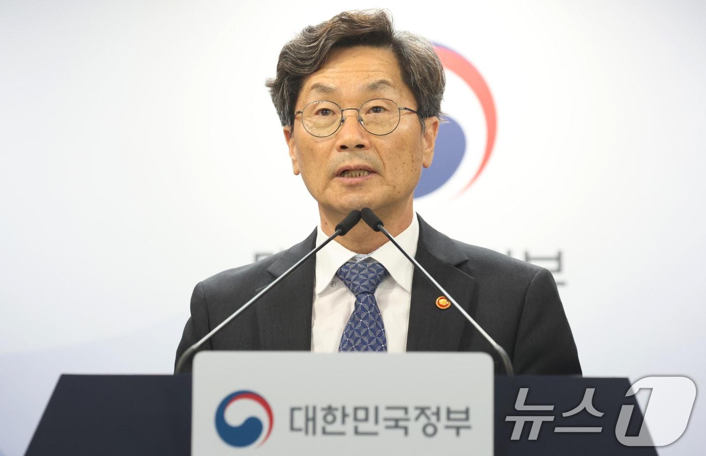 본문 이미지 - 정일연 국민권익위원회 위원장이 14일 오후 서울 종로구 세종대로 정부서울청사에서 중동발 유가 불안등 민생위기 극복을 위한 대응계획 발표를 하고 있다. 2026.4.14 ⓒ 뉴스1 김명섭 기자