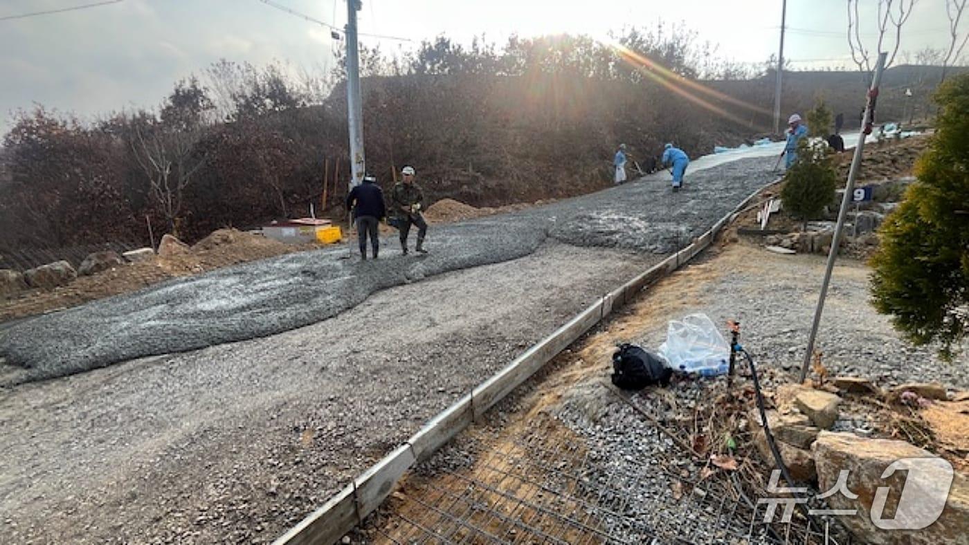 본문 이미지 - 괴산군 귀농귀촌단지 도로 포장공사 진행 모습.(괴산군제공. 재판매 및 DB금지)