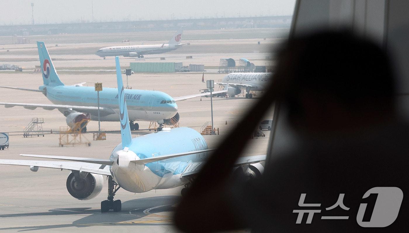 본문 이미지 - 14일 인천국제공항 제2여객터미널 계류장에서 항공기가 이동하고 있다. 항공업계는 중동 전쟁 여파로 5월 국제선 유류할증료가 역대 최고 수준까지 상승할 것으로 전망하고 있다. 2026.4.14 ⓒ 뉴스1 박지혜 기자