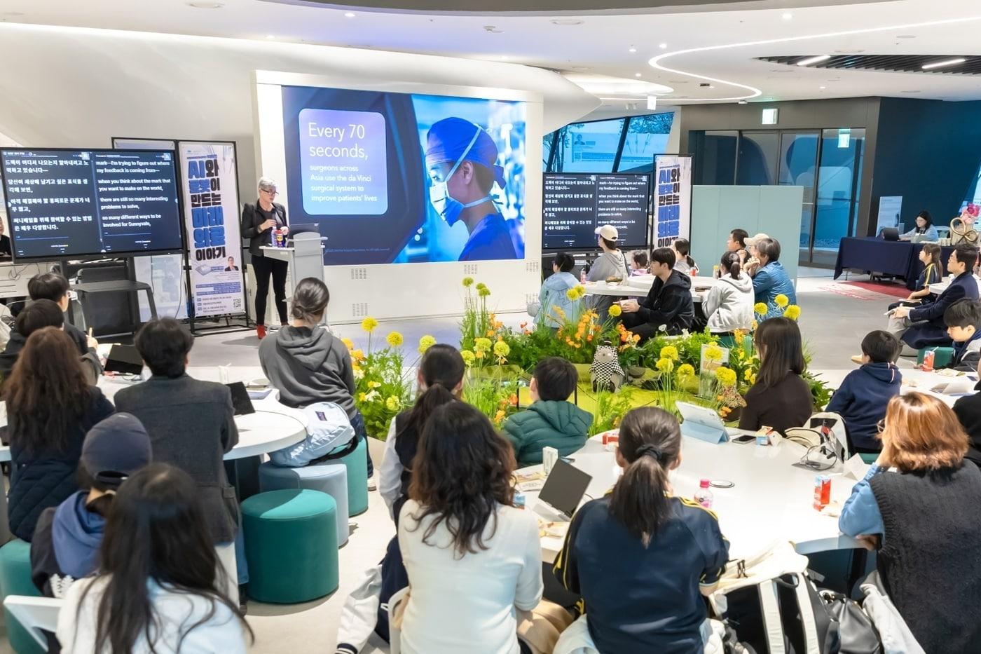 본문 이미지 - 캐서린 모어 인튜이티브 재단 대표가 서울로봇인공지능과학관에서 강연하고 있다.(인튜이티브서지컬코리아 제공)