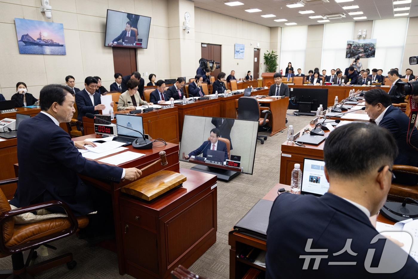 본문 이미지 - 성일종 국회 국방위원장이 14일 서울 여의도 국회에서 열린 제434회 국회(임시회) 국방위원회 제1차 전체회의에서 의사봉을 두드리고 있다. 2026.4.14 ⓒ 뉴스1 유승관 기자