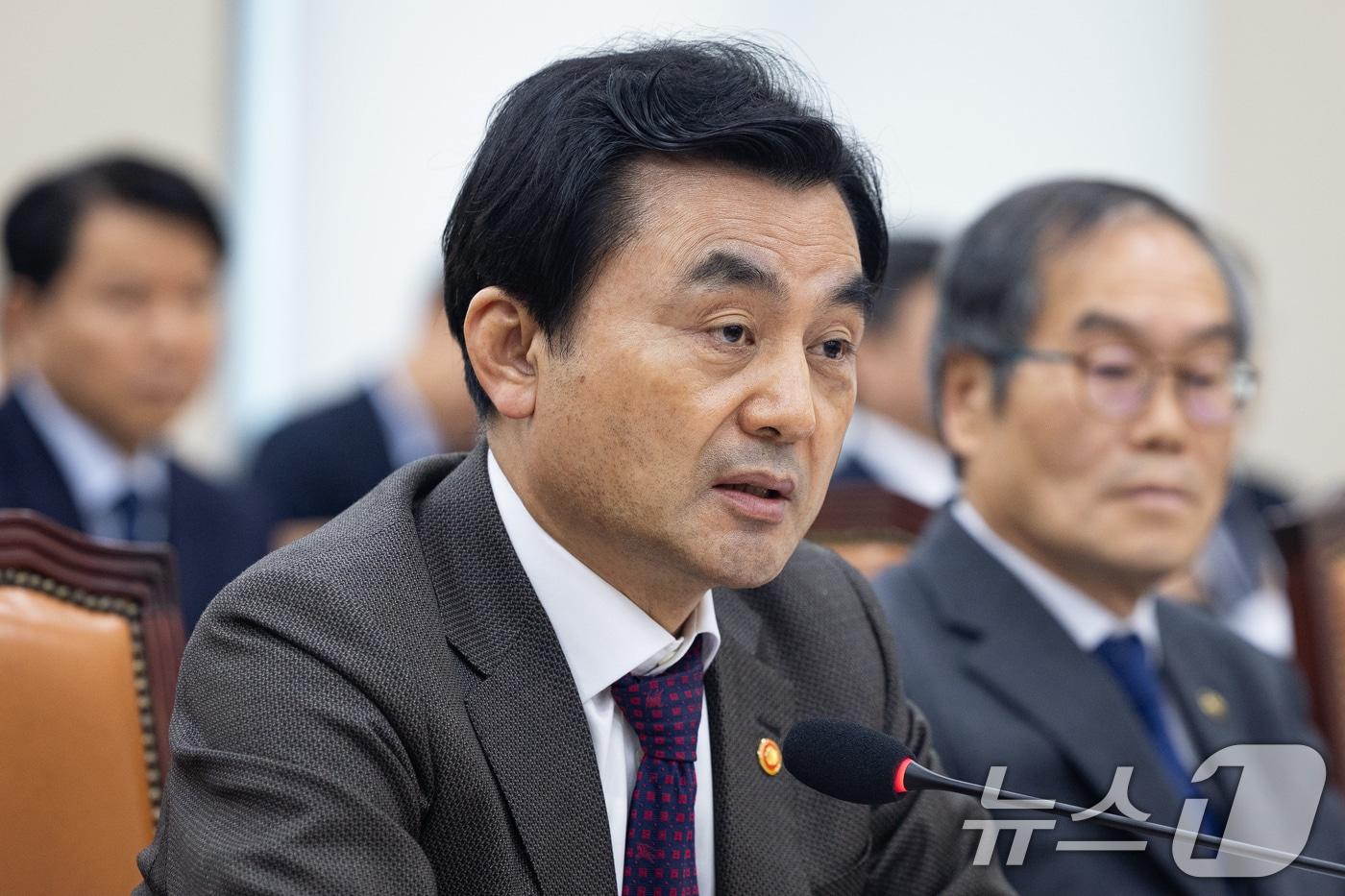 본문 이미지 - 안규백 국방부 장관이 14일 서울 여의도 국회에서 열린 제434회 국회(임시회) 국방위원회 제1차 전체회의에 출석해 의원 질의에 답하고 있다. 2026.4.14 ⓒ 뉴스1 유승관 기자