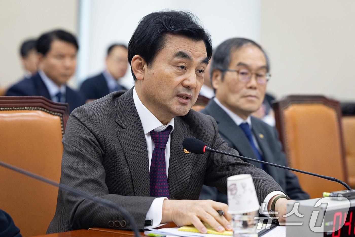 본문 이미지 - 안규백 국방부 장관이 14일 서울 여의도 국회에서 열린 제434회 국회(임시회) 국방위원회 제1차 전체회의에 출석해 의원 질의에 답하고 있다. 2026.4.14 ⓒ 뉴스1 유승관 기자