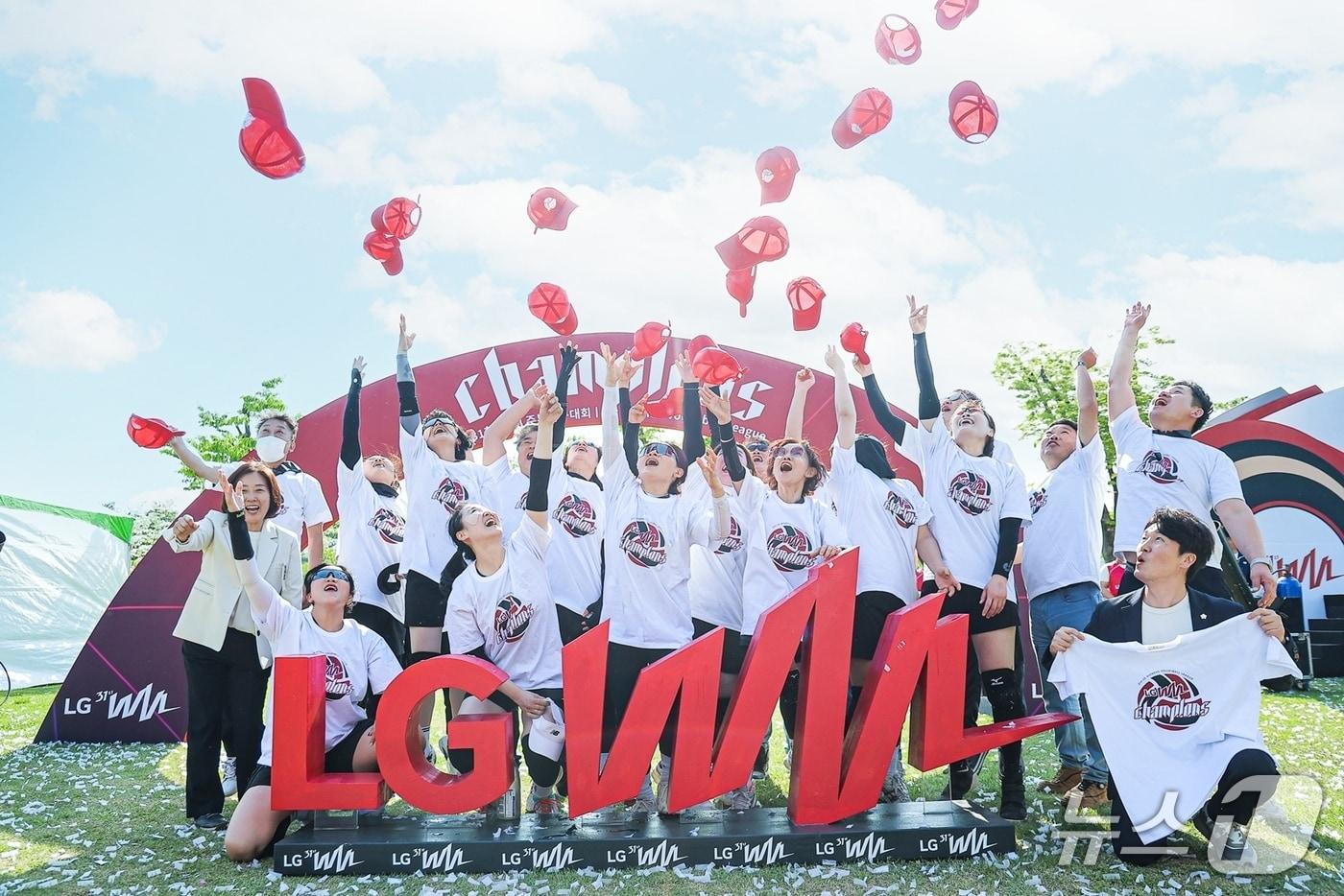 본문 이미지 - '제31회 LG주부배구대회' 우승한 임오동 팀들이 환호를 하고 있다. (구미시 제공. 재판매 및 DB금지)/뉴스1