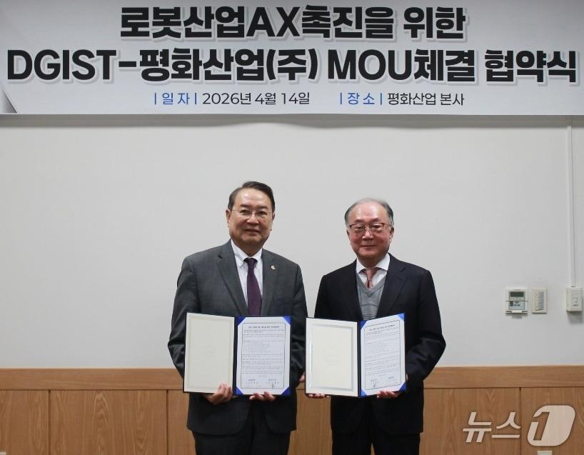 본문 이미지 - 김종석 평화산업 회장(오른쪽)과 이건우 대구경북과학기술원 총장이 로봇산업 인공지능 전환(AX) 촉진 협약을 맺었다.(대구상공회의소 제공, 재판매 및 DB 금지)