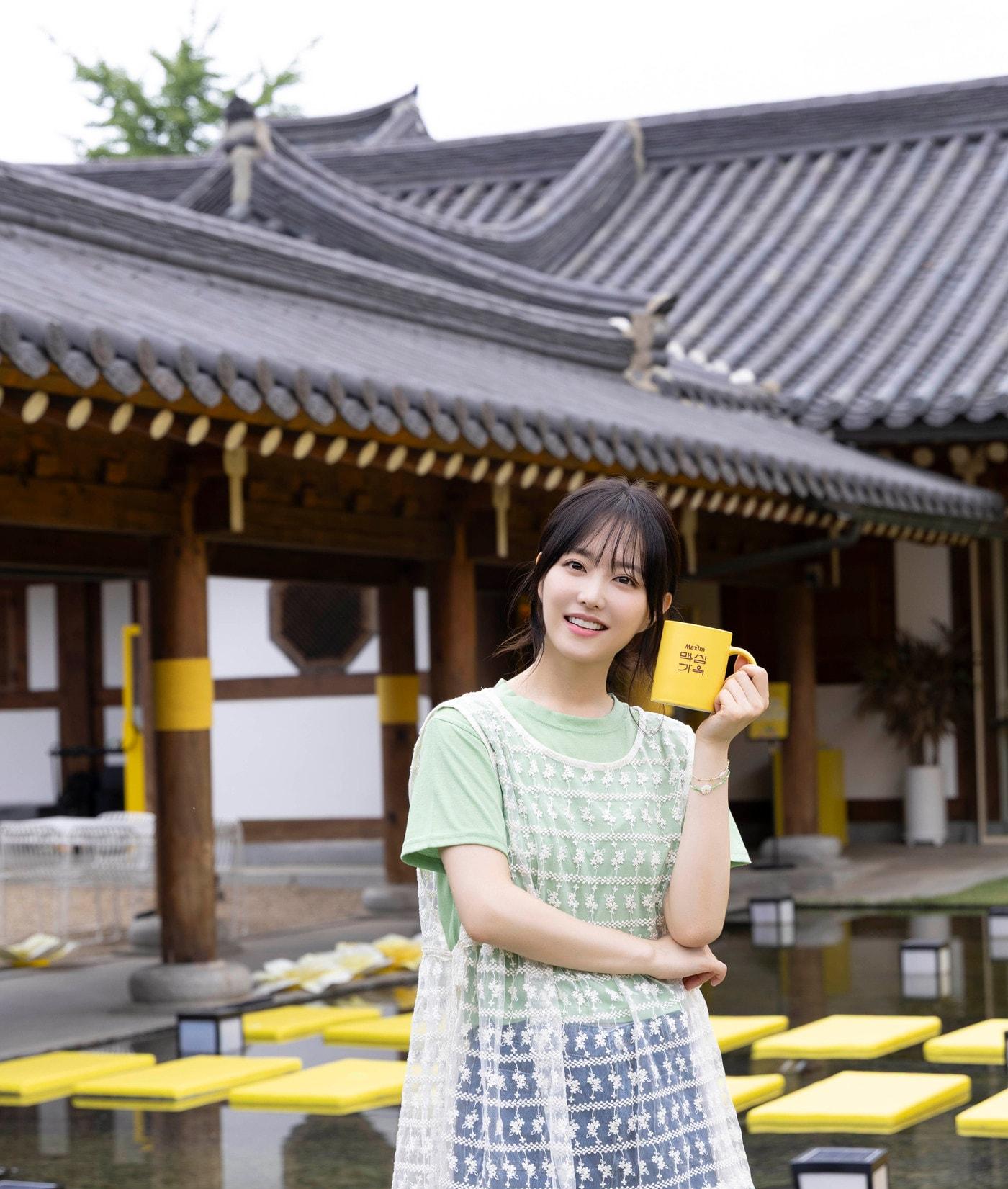 본문 이미지 - 맥심가옥 팝업스토어 모델 박보영.(동서식품 제공)