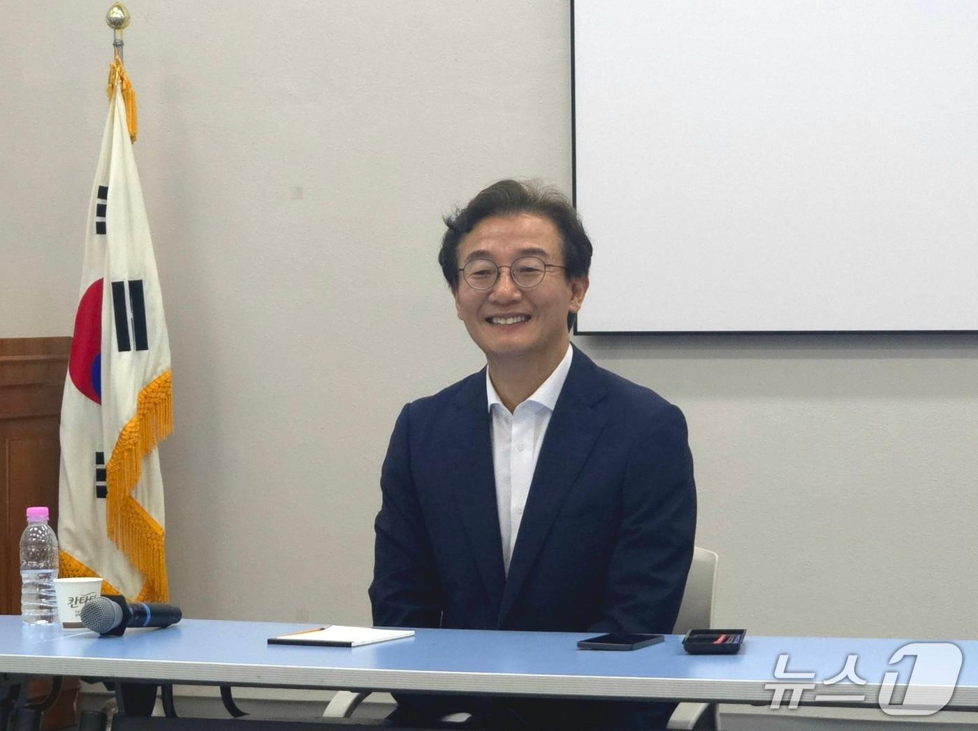 본문 이미지 - 전재수 민주당 후보가 14일 부산시의회에서 기자간담회를 열고 공약과 선거캠프 구성 계획 등을 설명하고 있다.2026.4.14 ⓒ 뉴스1 이주현 기자