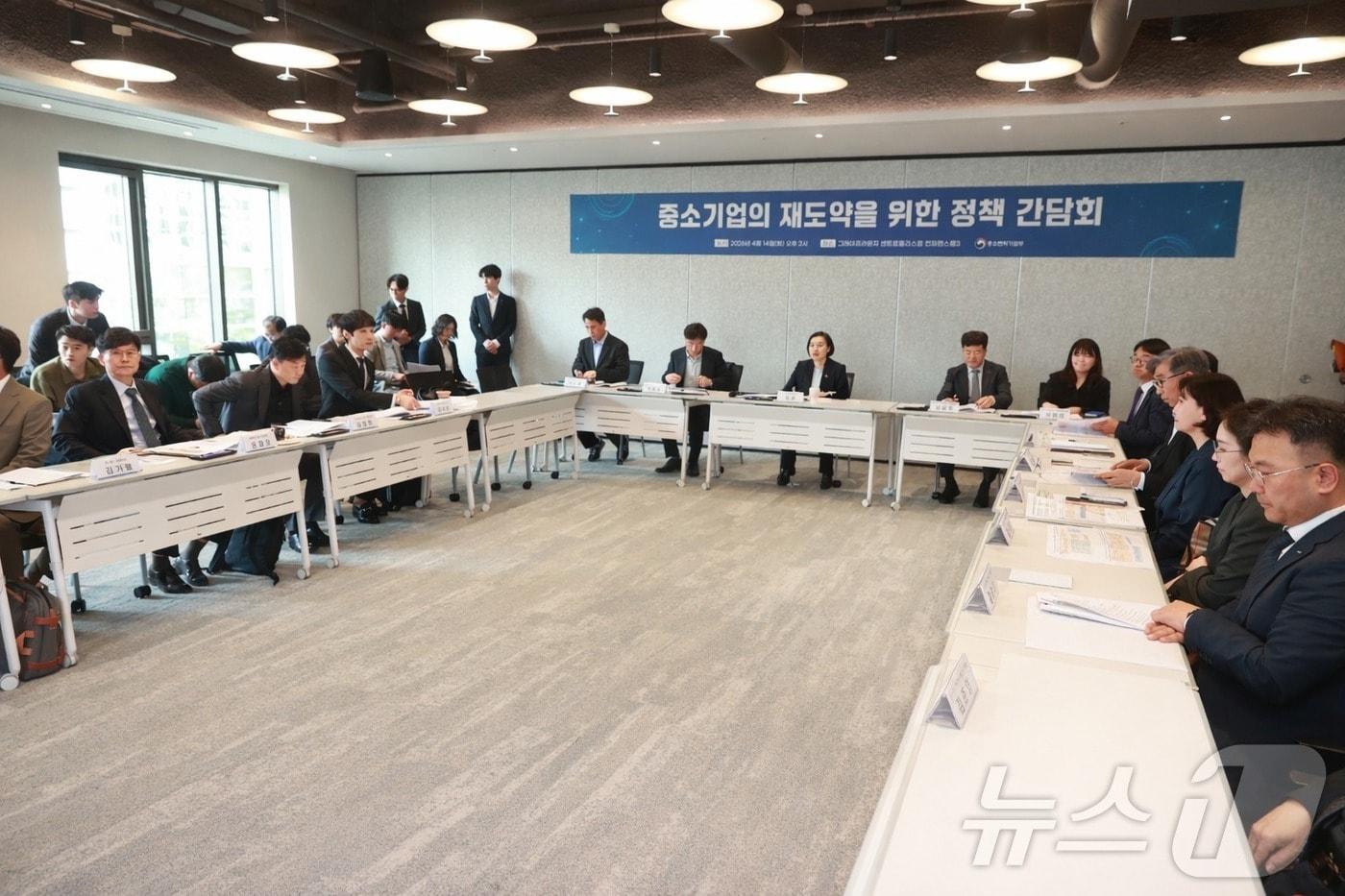 본문 이미지 - 한성숙 중소벤처기업부 장관이 14일 오후 서울 종로구 그레이프라운지 센트로폴리스점에서 열린 중소기업의 재도약을 위한 정책 간담회에서 모두발언을 하고 있다. (중소벤처기업부 제공. 재판매 및 DB 금지) 2026.4.14 ⓒ 뉴스1