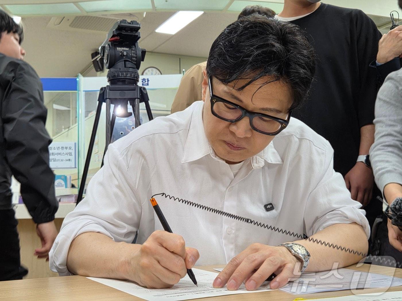 본문 이미지 - 한동훈 전 국민의힘 대표가 14일 부산시 만덕2동 주민센터에서 전입신고 서류를 작성하고 있다. 2026.4.14 ⓒ 뉴스1 임순택 기자