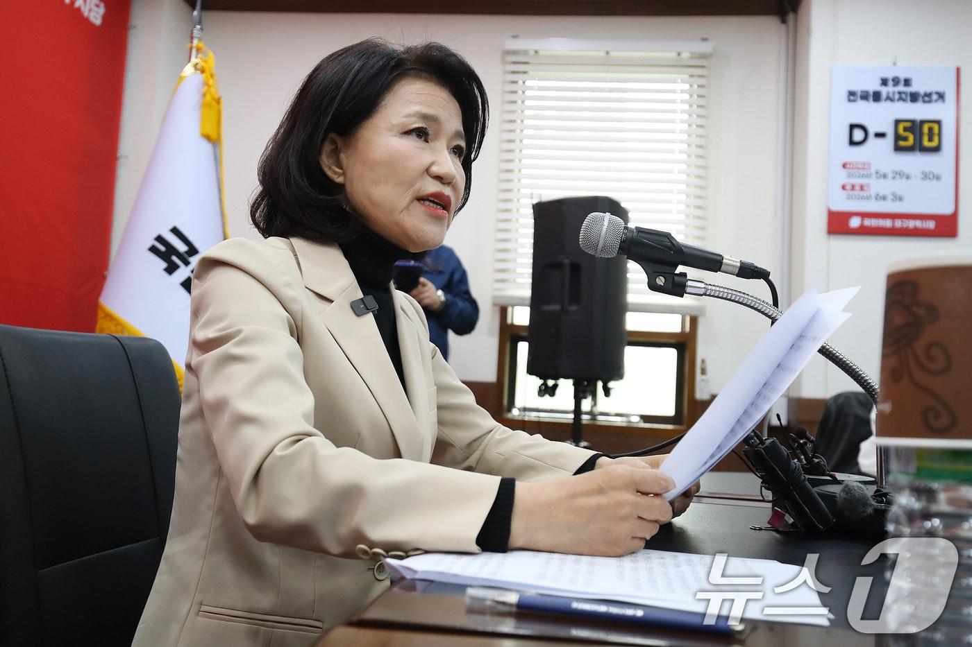 본문 이미지 - 국민의힘 대구시장 경선에서 공천 배제(컷오프)된 이진숙 전 방송통신위원장이 14일 오후 대구 수성구 국민의힘 대구시당에서 기자회견을 하고 있다. 2026.4.14 ⓒ 뉴스1 공정식 기자