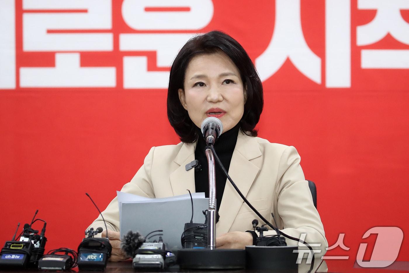 본문 이미지 - 국민의힘 대구시장 경선에서 공천 배제(컷오프)된 이진숙 전 방송통신위원장이 14일 오후 대구 수성구 국민의힘 대구시당에서 기자회견을 하고 있다. 2026.4.14 ⓒ 뉴스1 공정식 기자