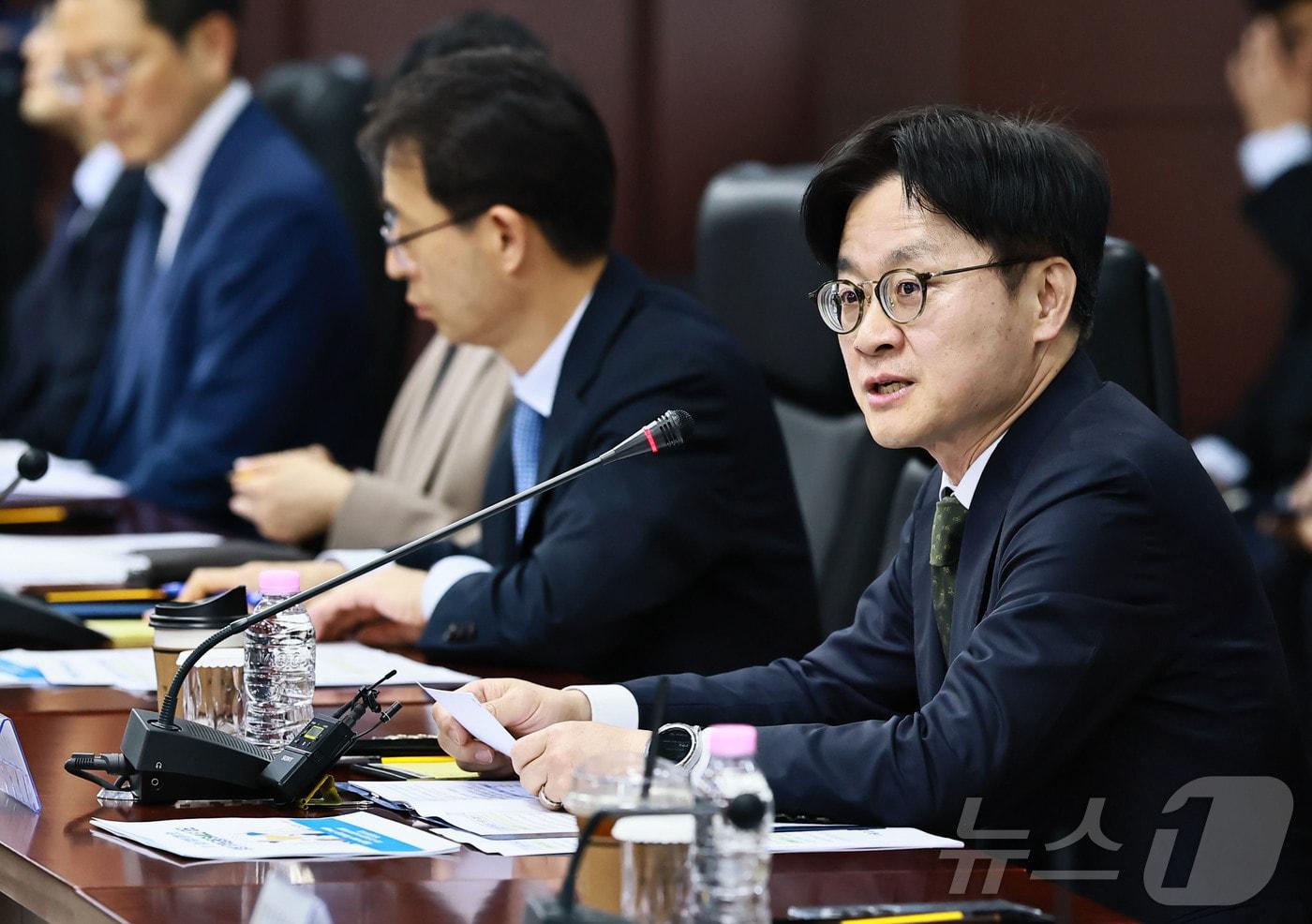 본문 이미지 - 김정관 산업통상부 장관이 14일 오후 서울 종로구 한국무역보험공사 대회의실에서 열린 상생 무역금융 확산 간담회 및 소비재 공급망 보증 협약식에서 발언을 하고 있다. (산업통상부 제공. 재판매 및 DB 금지) 2026.4.14 ⓒ 뉴스1