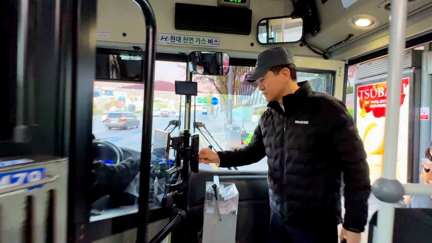 본문 이미지 - 오세훈 서울시장이 출근길 시내버스에 올라 기후동행카드를 찍고 있다.