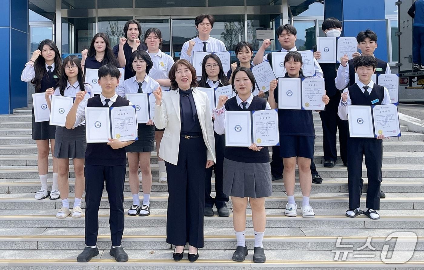본문 이미지 - 충북비즈니스고, 재단법인 증평군민장학회 장학증서 전달.(괴산증평교육지원청 제공. 재판매 및 DB금지)