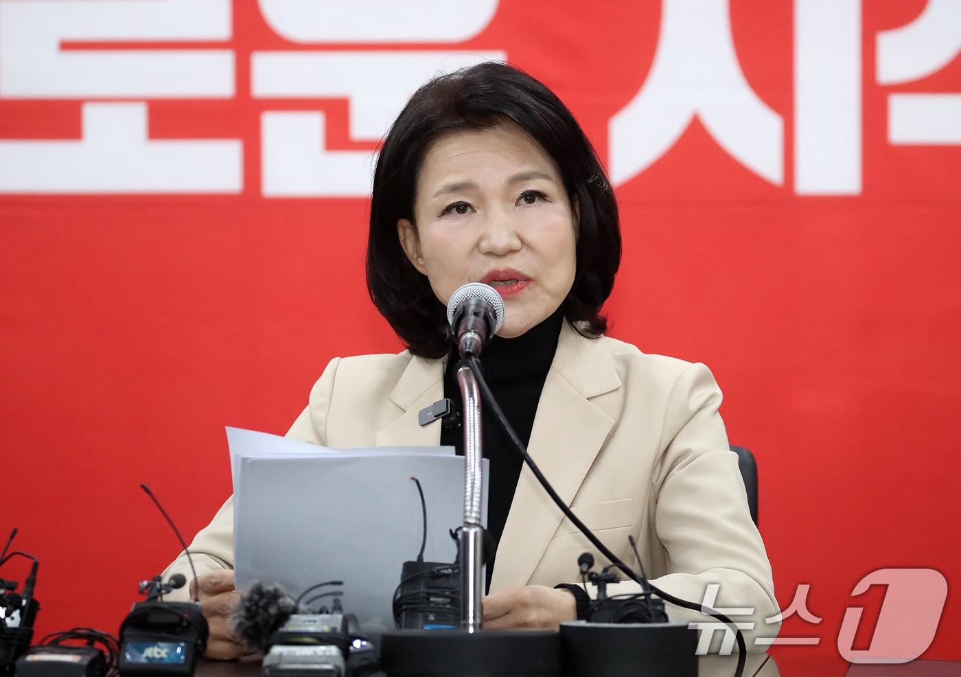 본문 이미지 - 국민의힘 대구시장 경선에서 공천 배제(컷오프)된 이진숙 전 방송통신위원장이 14일 오후 대구 수성구 국민의힘 대구시당에서 기자회견을 하고 있다. 2026.4.14 ⓒ 뉴스1 공정식 기자