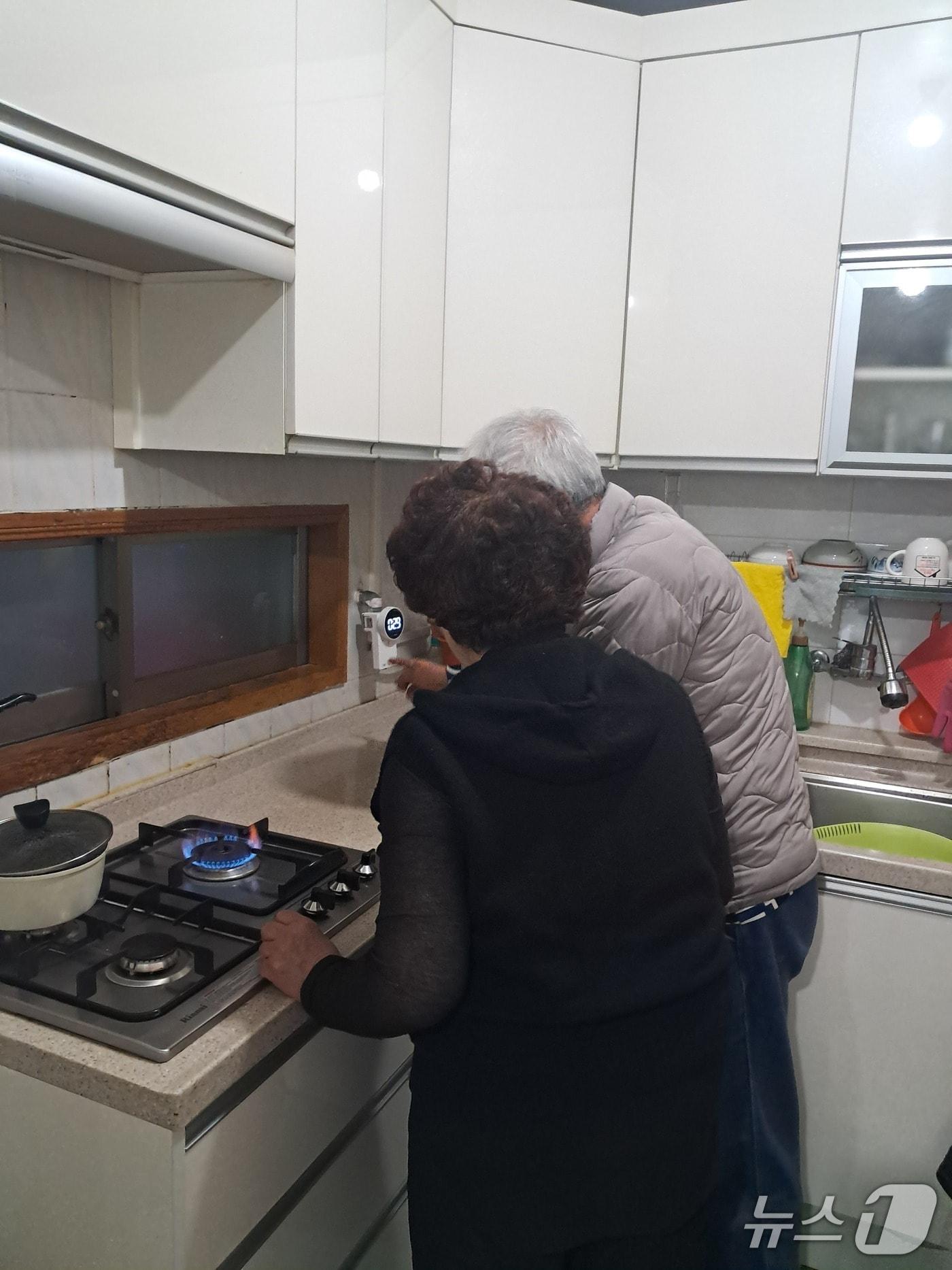 본문 이미지 - 부산 동구 마을지기사무소 현장 근무자가 스마트 가스차단기를 설치하는 모습 (부산 동구 제공. 재판매 및 DB금지)