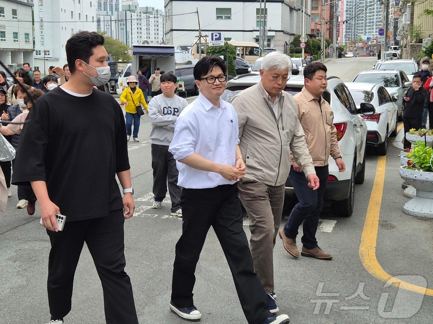 본문 이미지 - 한동훈 전 국민의힘 대표가 지난 14일 주민들과 함께 전입 신고를 하기 위해 부산 북구 만덕2동 주민센터를 방문하고 있다. 2026.4.14 ⓒ 뉴스1 임순택 기자