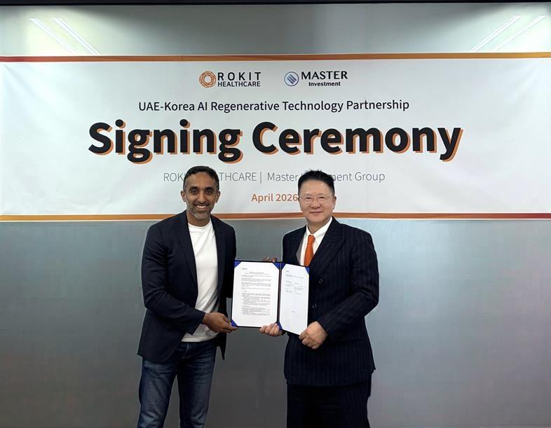본문 이미지 - MIG의 H.H. 셰이크 압둘라 빈 모하메드 빈 사크르 알 카시미 왕자(왼쪽)와 유석환 로킷헬스케어 대표.(로킷헬스케어 제공)
