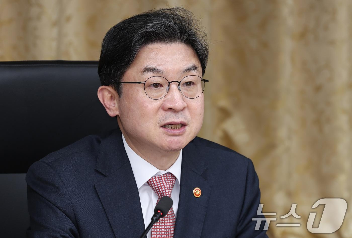본문 이미지 - 이억원 금융위원장이 14일 오후 서울 중구 예금보험공사 본사에서 열린 국민성장펀드 제2차 전략위원회 회의에서 모두발언을 하고 있다. ⓒ 뉴스1 임지훈 인턴기자