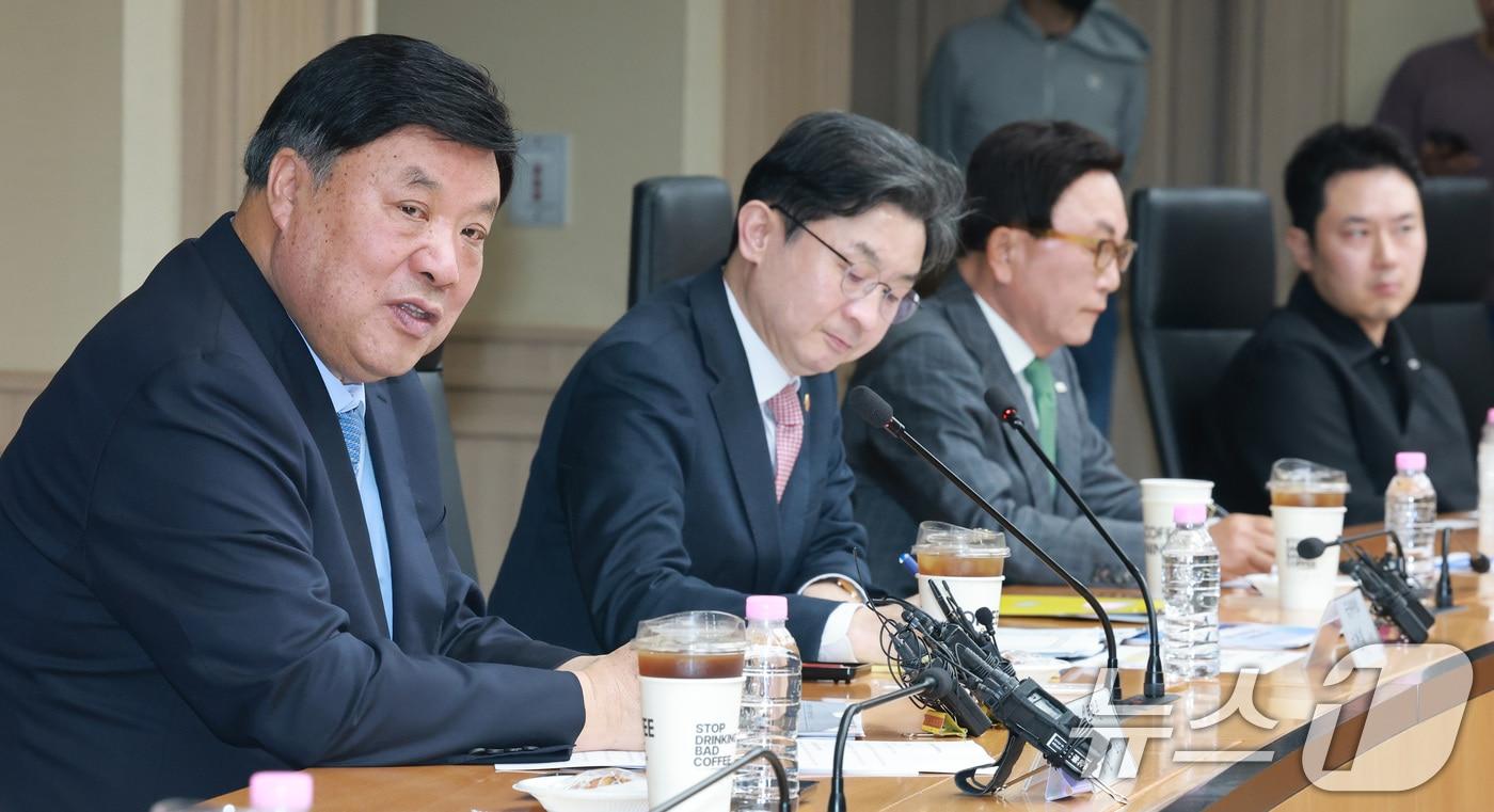 본문 이미지 - 서정진 셀트리온 회장 14일 서울 중구 예금보험공사에서 열린 국민성장펀드 제2차 전략위원회 회의에서 발언을 하고 있다. 2026.4.14 ⓒ 뉴스1 임세영 기자