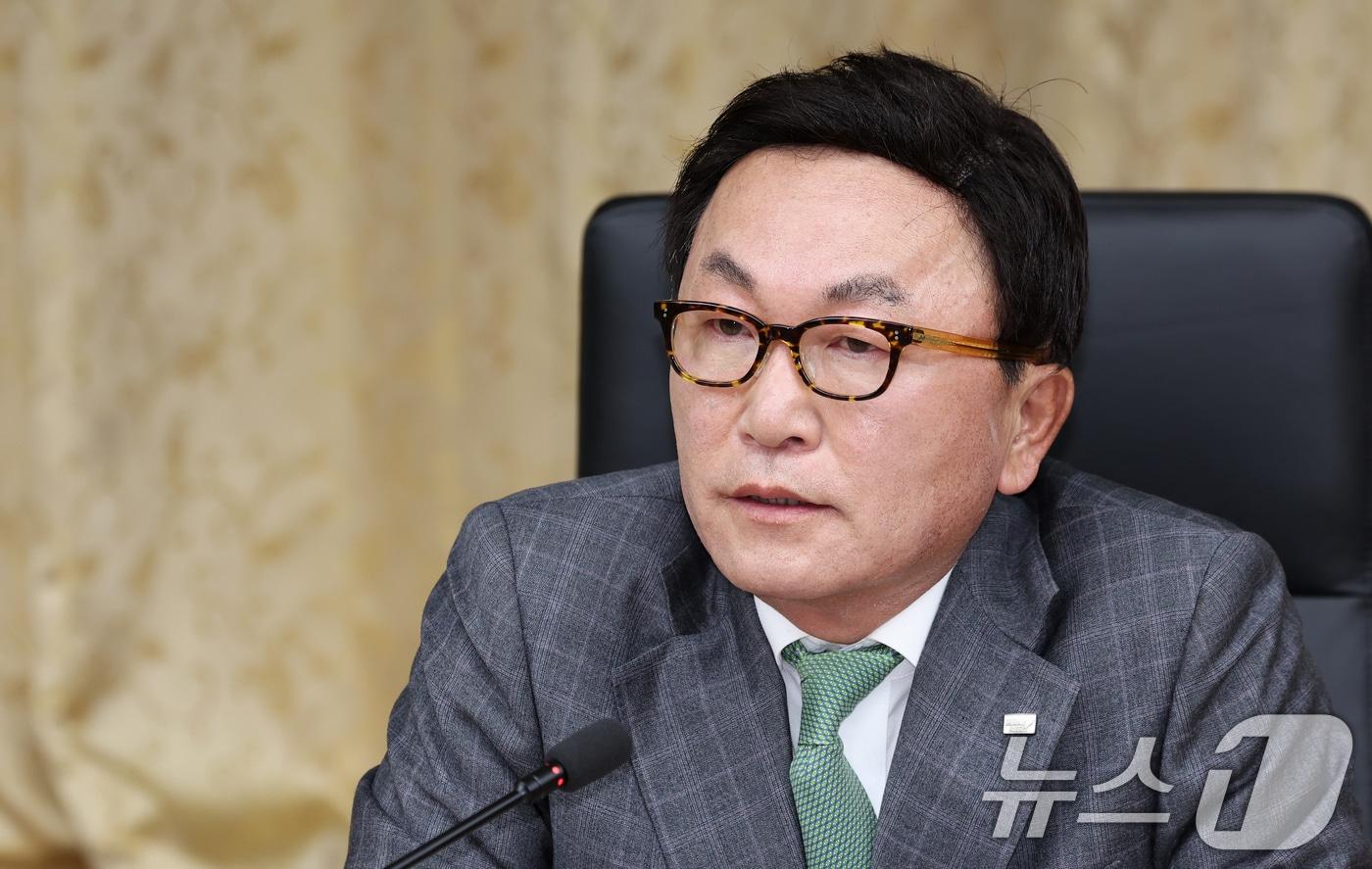 본문 이미지 - 박현주 미래에셋 회장이 14일 오후 서울 중구 예금보험공사 본사에서 열린 국민성장펀드 제2차 전략위원회 회의에서 모두발언을 하고 있다. ⓒ 뉴스1 임지훈 인턴기자
