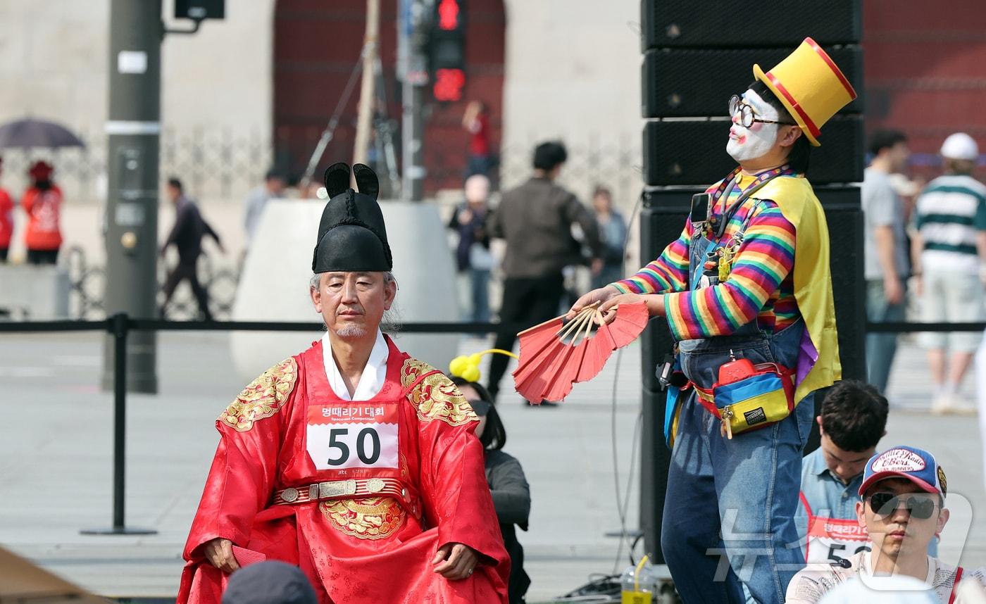 본문 이미지 - 14일 오후 서울 종로구 광화문광장 육조마당에서 열린 '2026 광화문 멍때리기 대회'에서 참가자들이 멍하니 앉아 있다. 2026.4.14 ⓒ 뉴스1 김진환 기자