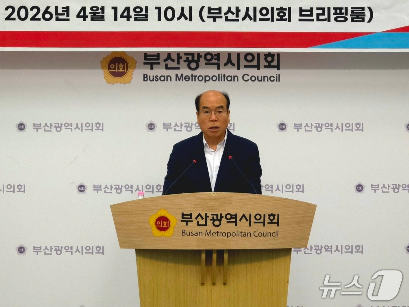 본문 이미지 - 권오성 전 부산시의원이 14일 부산시의회 브리핑룸에서 동래구청장 공천 결과와 관련해 국민의힘 부산시당을 비판하는 기자회견을 하고 있다.2026.4.14 ⓒ 뉴스1 이주현 기자