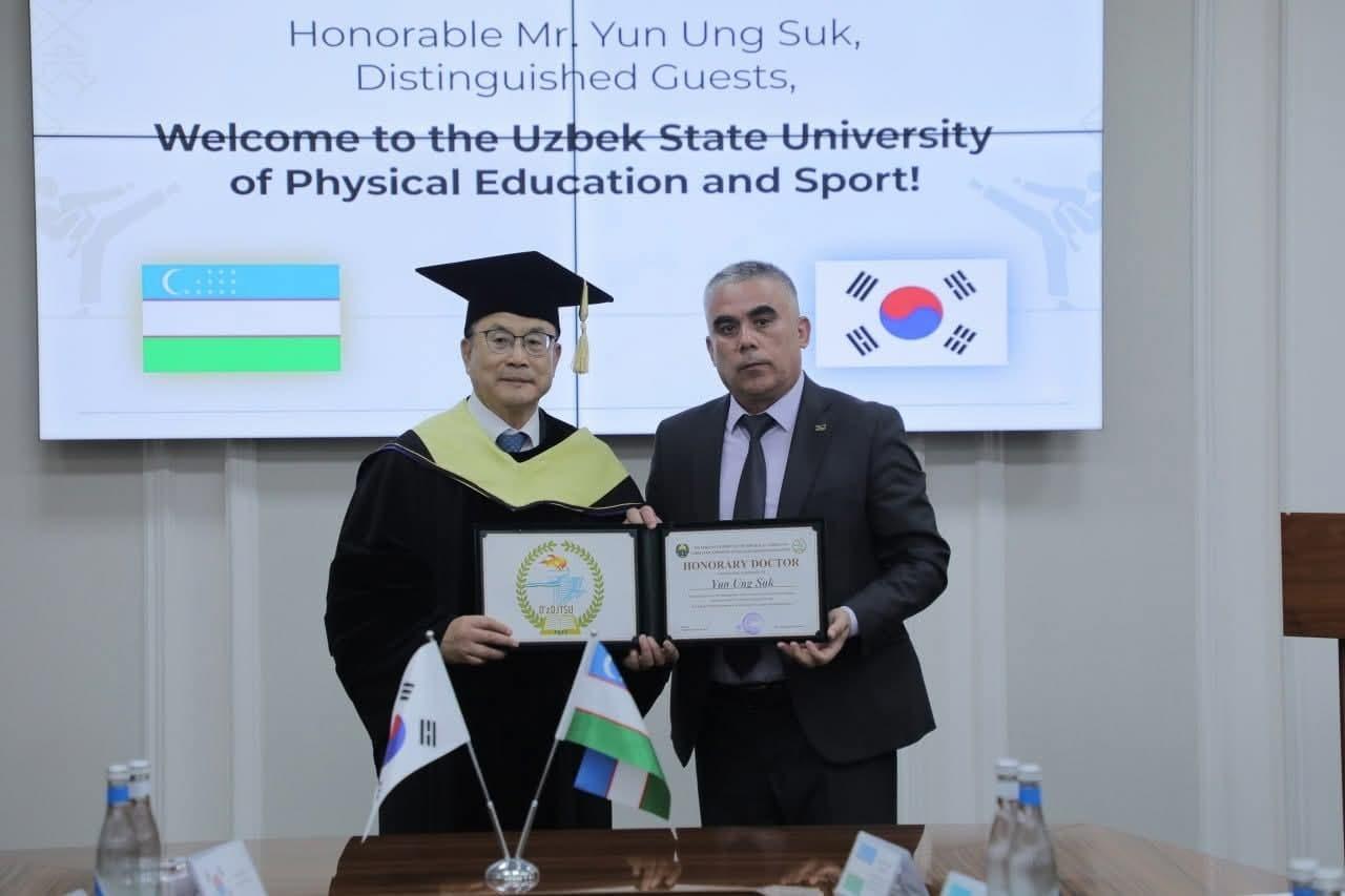 본문 이미지 - 윤웅석 국기원장이 우즈베키스탄 국립체육대학교 명예박사 학위를 받았다. (국기원 제공)