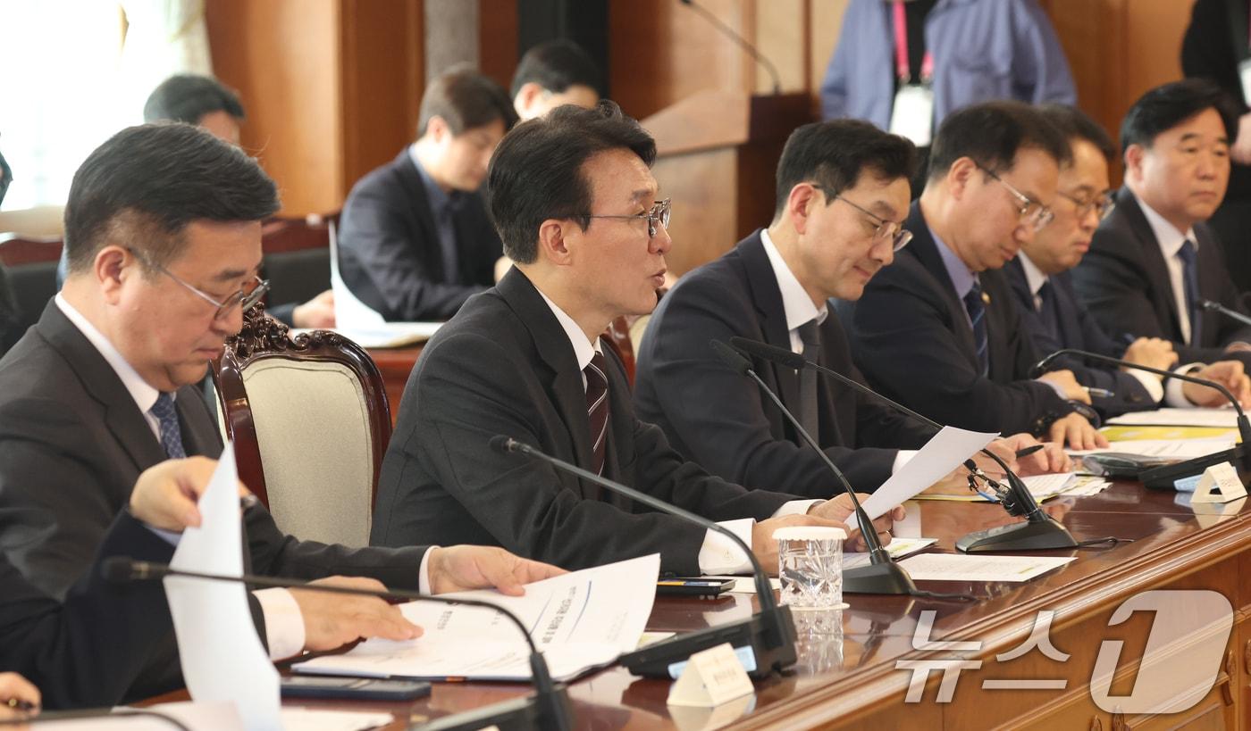 본문 이미지 - 김민석 국무총리가 14일 오후 서울 종로구 세종대로 정부서울청사에서 열린 공명선거 관계장관회의에서 모두 발언을 하고 있다. 2026.4.14 ⓒ 뉴스1 김명섭 기자