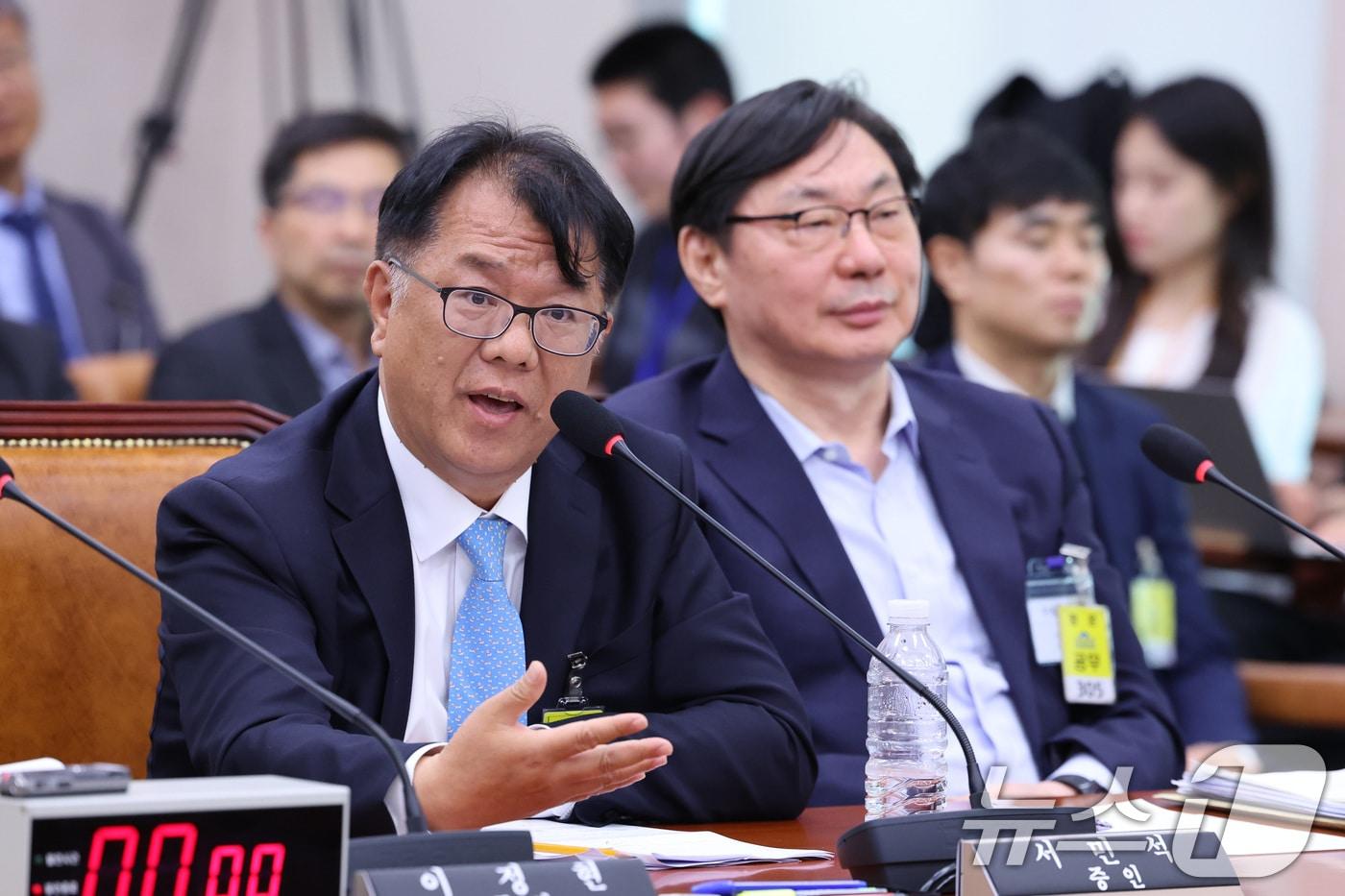 본문 이미지 - 서민석 변호사가 14일 서울 여의도 국회 윤석열정권정치검찰조작기소의혹사건진상규명국정조사특별위원회에서 열린 쌍방울 대북송금 조작기소 의혹 사건 청문회에서 의원 질의에 답변하고 있다. 2026.4.14 ⓒ 뉴스1 신웅수 기자