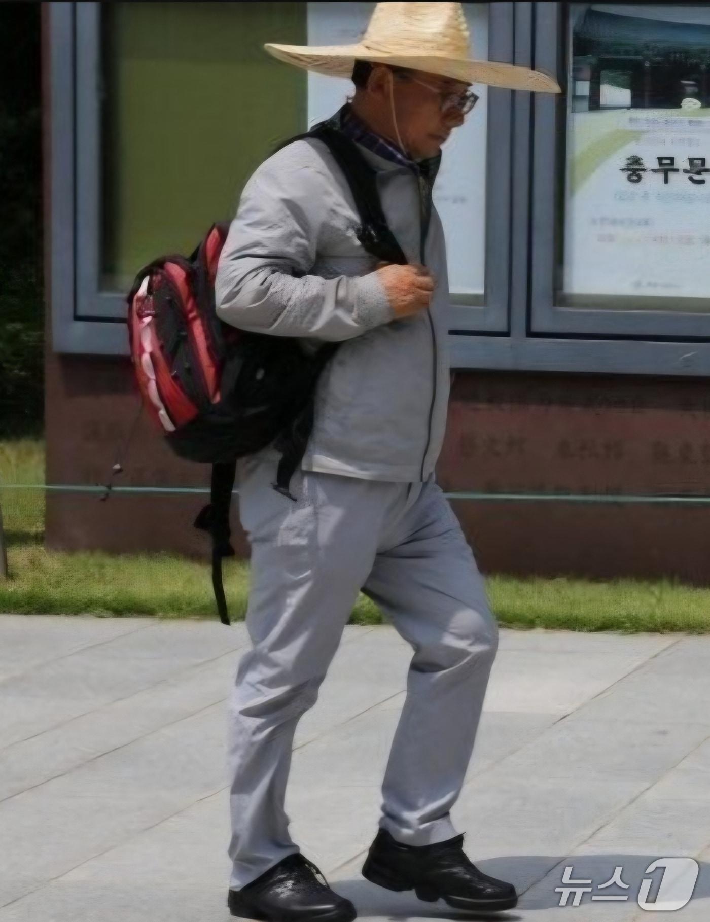 본문 이미지 - 이정현 국민의힘  전남광주통합특별시장 선거 예비후보가 민생현장을 걷고 있다.(이정현 예비후보 제공, 재판매 및 DB금지)/뉴스1