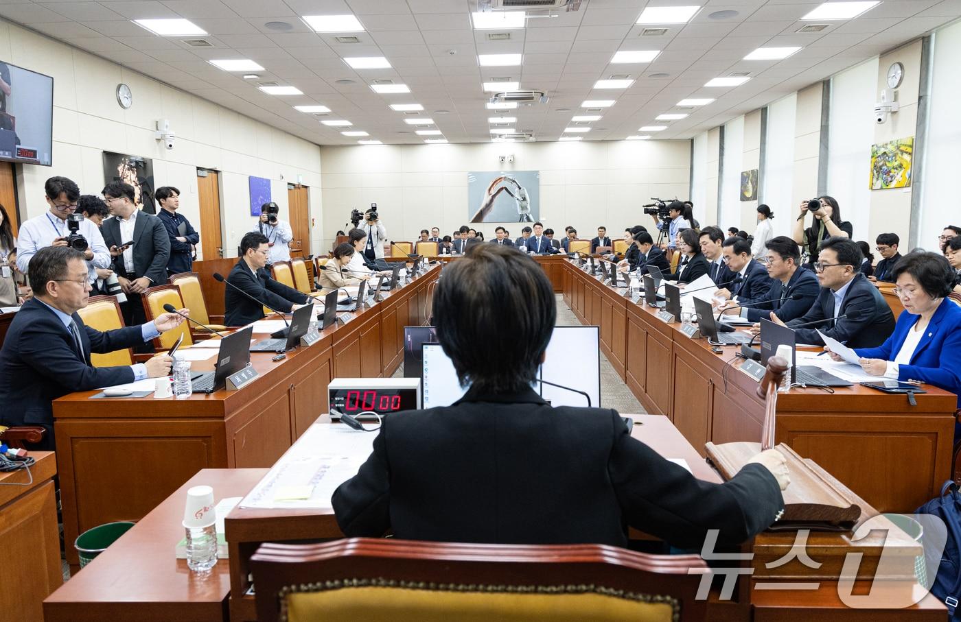 본문 이미지 - 14일 서울 여의도 국회에서 열린 제434회국회(임시회) 과학기술정보방송통신위원회 제4차 전체회의에서 최민희 위원장이 의사진행을 하고 있다. 2026.4.14 ⓒ 뉴스1 이승배 기자