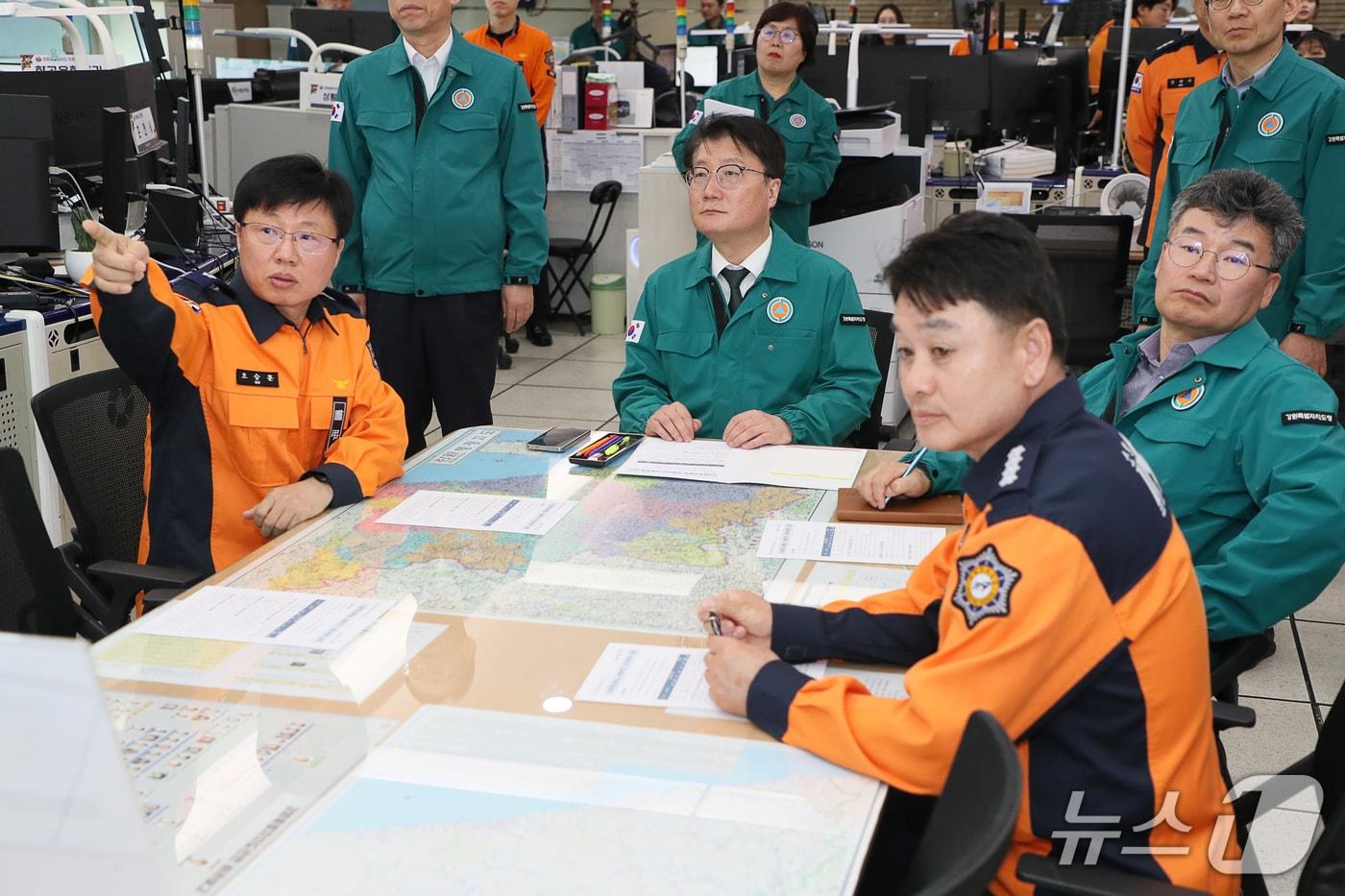 본문 이미지 - 재난안전대책본부 상황실 방문한 여중협 도지사 권한대행.(강원도 제공. 재판매 및 DB금지)/뉴스1