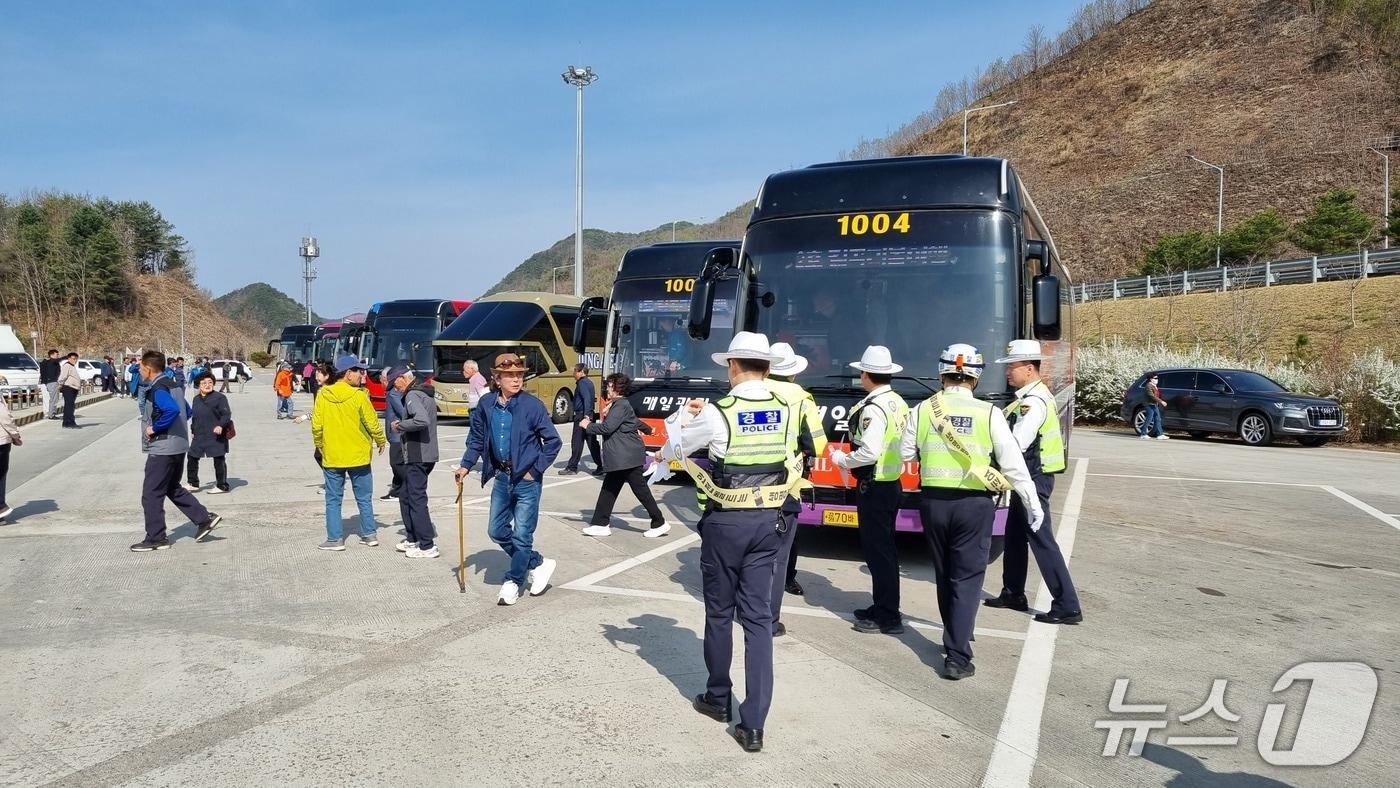 본문 이미지 - 강원경찰, 봄철 대형버스 합동 캠페인.(강원경찰청 제공. 재판매 및 DB금지)/뉴스1