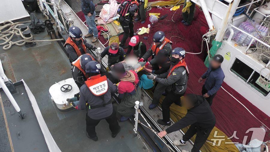 본문 이미지 - 군산해경이 어청도 인근 해상에서 조업하다 부상을 입은 베트남 국적 선원을 어청도항으로 이송하고 있다.(군산해경 제공. 재판매 및 DB금지)