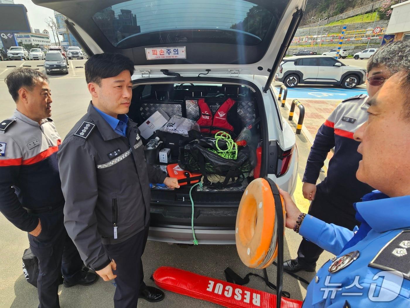 본문 이미지 - 이우수 속초해양경찰서장이 파출소 근무자의 장비를 점검하는 모습. (속초해경 제공, 재판매 및 DB 금지) 2026.4.14/뉴스1