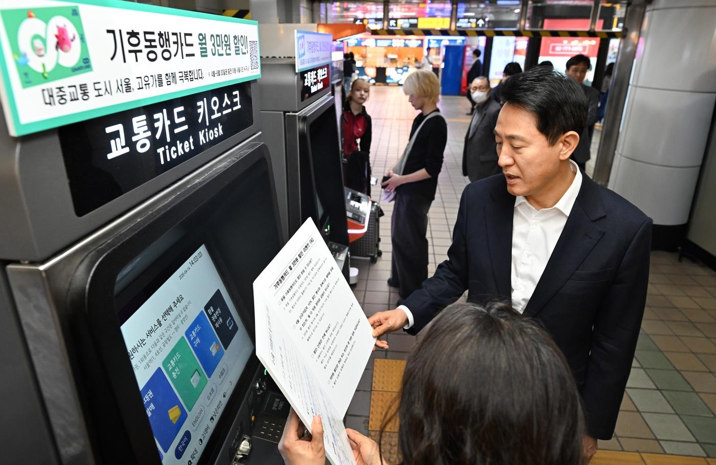 본문 이미지 - 오세훈 서울시장이 14일 지하철 2호선 을지로입구역에서 '반값 혜택' 기후동행카드 이용 현황을 점검하고 있다.