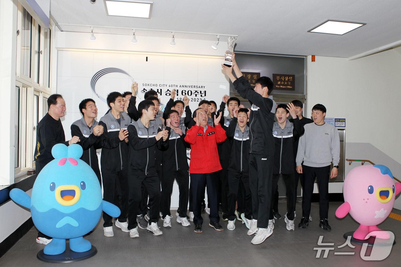 본문 이미지 - 14일 속초고 배구부 격려 간담회.(속초시 제공, 재판매 및 DB 금지) 2026.4.14/뉴스1