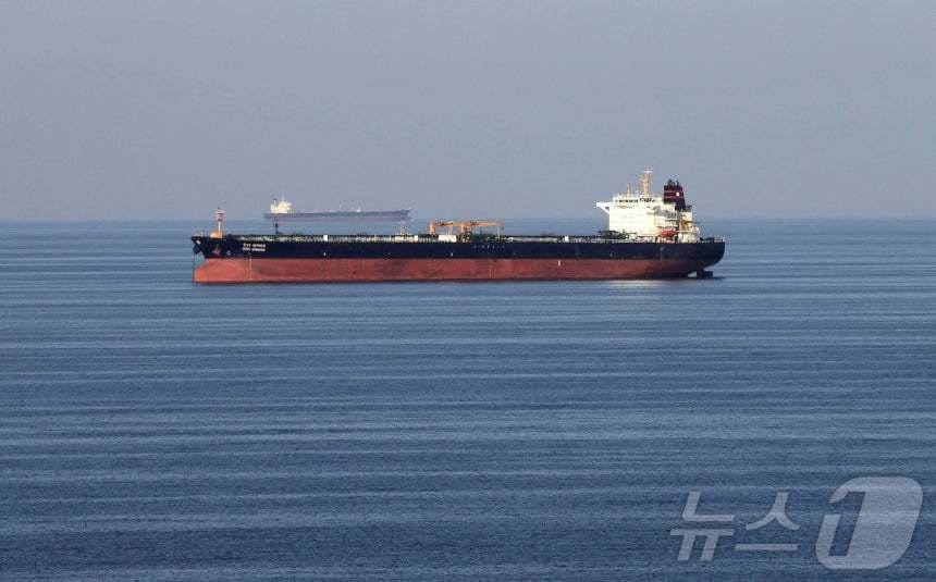 본문 이미지 - 한 유조선이 바다 위에 떠 있다. ⓒ로이터=뉴스1